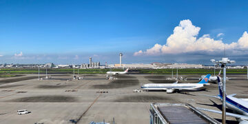Vista dall'aeroporto di Haneda sulla pista dei voli